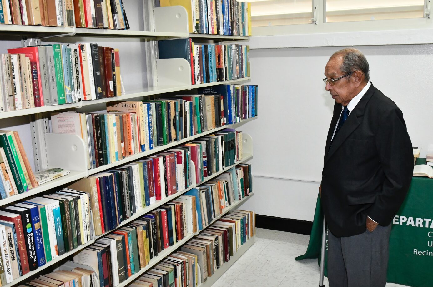 El doctor Alfredo González Martínez, de 88 años, donó 98 cajas con libros y documentos. Foto Carlos Díaz/Prensa RUM