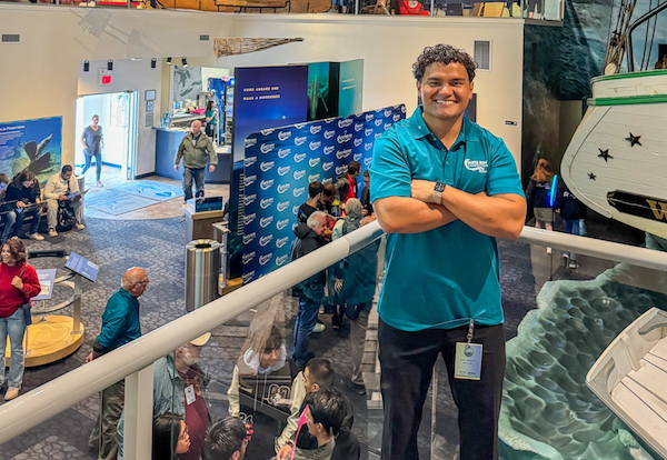 El estudiante Luis Miguel Acevedo Soto de pie en una plataforma alta en las oficinas centrales de NOAA donde hizo su internado.