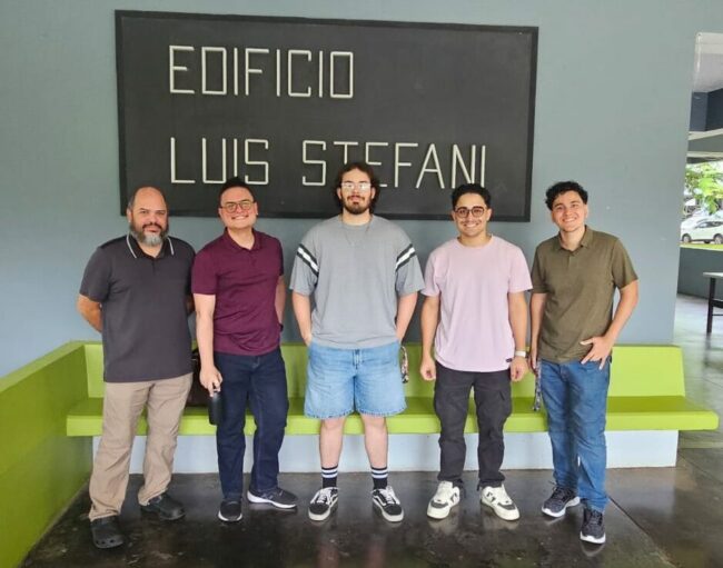 Desde la izquierda, el doctor Emmanuel Arzuaga; y los estudiantes Max Berrios, Anton Wallentin, Jorge Colón y Eithan Capella. Suministrada Desde la izquierda, el doctor Emmanuel Arzuaga; y los estudiantes Max Berrios, Anton Wallentin, Jorge Colón y Eithan Capella. Suministrada