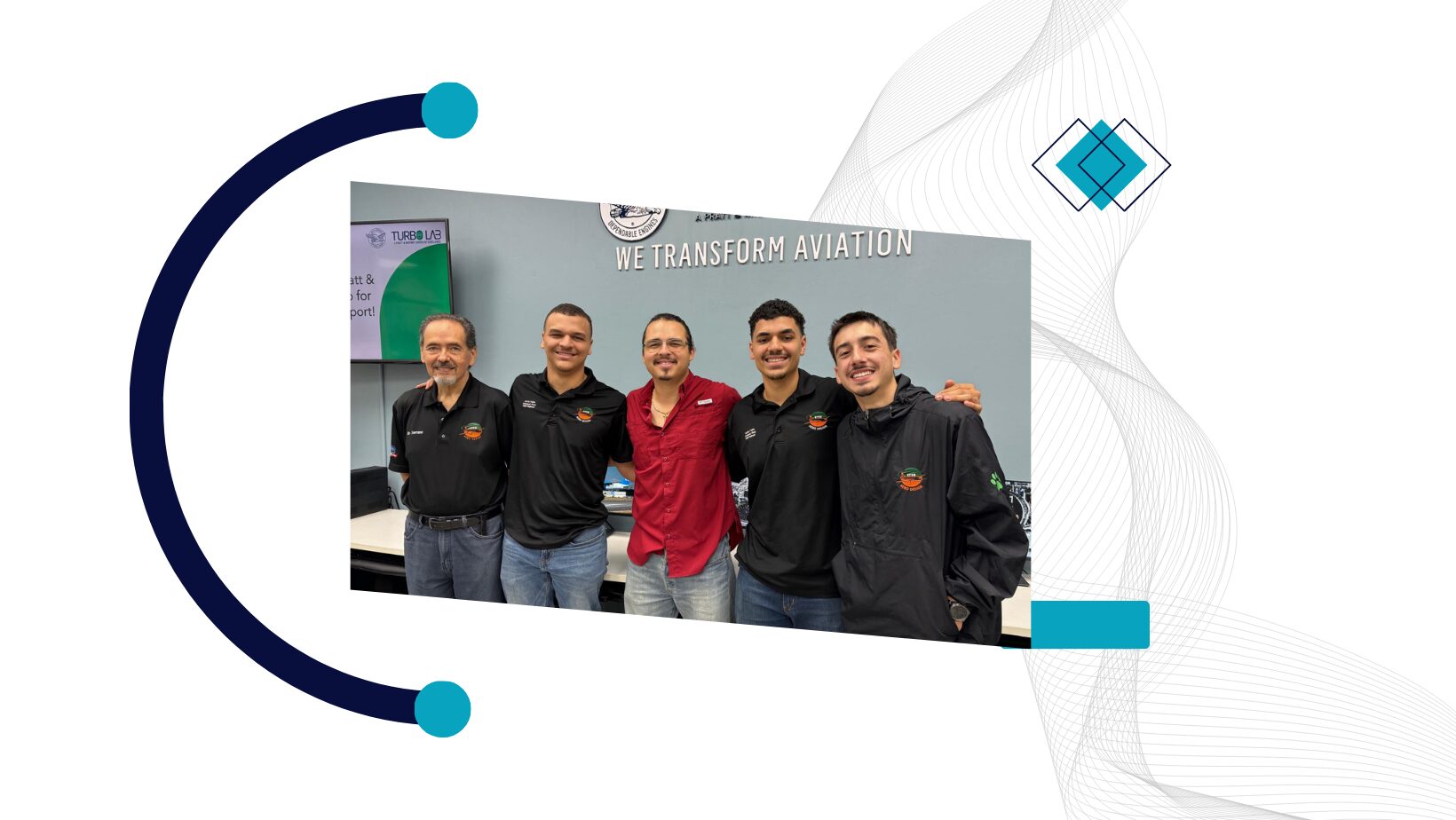 Foto de uno de los grupos de la competencia PROPEL junto a su profesor en un arte con colores blanco y azul y figuras geométricas.