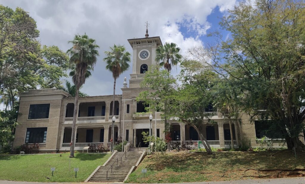 Imagen del Edificio José De Diego del Colegio de Mayagüez.