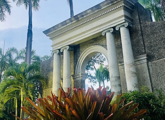 Desde su fundación en 1911, el RUM ha graduado a 96,416 estudiantes, de los cuales 53,613 son hombres y 42,803 mujeres. Foto del Pórtico colegial por Mariam Ludim Rosa /Prensa RUM Desde su fundación en 1911, el RUM ha graduado a 96,416 estudiantes, de los cuales 53,613 son hombres y 42,803 mujeres. Foto Mariam Ludim/Prensa RUM