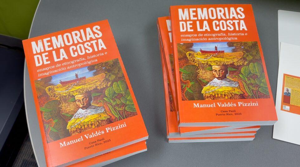 El doctor Manuel Valdés Pizzini, profesor emérito de la Universidad de Puerto Rico y coordinador del Centro Interdisciplinario de Estudios del Litoral (CIEL), presentó en el Recinto Universitario de Mayagüez (RUM) su más reciente obra titulada Memorias de la costa: ensayos de etnografía, historia e imaginación antropológica, una publicación que recopila historias de vida, trabajo en archivos y reflexiones sobre las comunidades costeras del país.