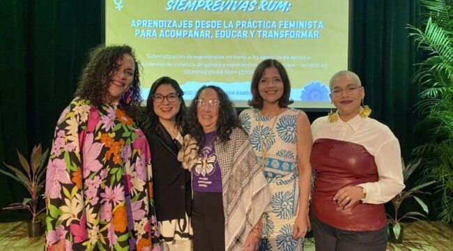presentacion-SIEMPREVIVAS-788×436 Grupo de mujeres líderes en la presentación del estudio de Siemprevivas en el RUM. Todas de pie frente al escenario. De fondo pantalla con el título del evento proyectado.
