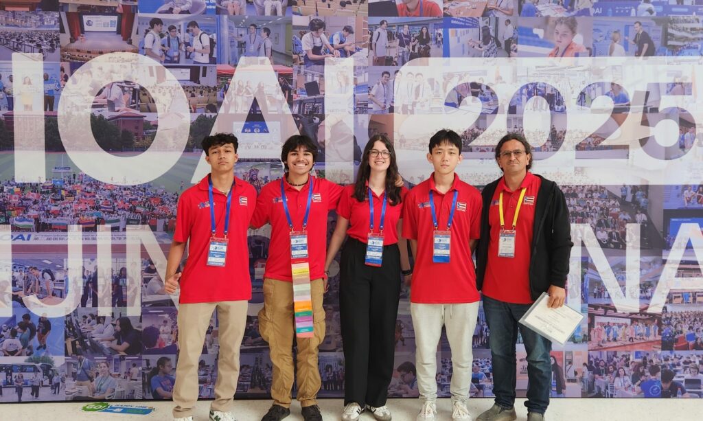 El proyecto de Olimpiadas Informáticas de Puerto Rico (OiPR), adscrito al Departamento de Ciencias Matemáticas del Recinto Universitario de Mayagüez (RUM), ha logrado consolidarse como una iniciativa educativa de alto impacto en tan solo tres años de gestión. Su enfoque en el pensamiento computacional, la programación y la inteligencia artificial ha permitido que estudiantes de escuelas públicas y privadas de la isla se destaquen en competencias internacionales, incluyendo dos medallas de bronce en la Olimpiada Iberoamericana de Informática (OII) y un histórico séptimo lugar en la International Olympiad in Artificial Intelligence (IOAI), celebrada en Pekín.