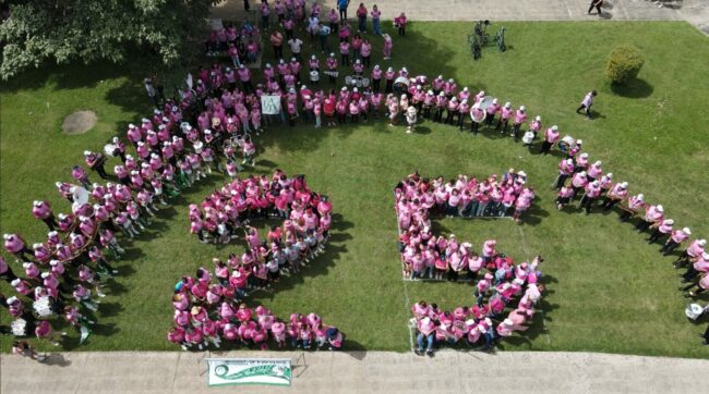 Al finalizar, los participantes formaron la figura del número 25, en honor al aniversario de la campaña nacional de la Sociedad Americana contra el Cáncer. Fotocaptura Alexander Machado Al finalizar, los participantes formaron la figura del número 25, en honor al aniversario de la campaña nacional de la Sociedad Americana contra el Cáncer. Fotocaptura Alexander Machado