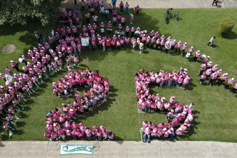 Al finalizar, los participantes formaron la figura del número 25, en honor al aniversario de la campaña nacional de la Sociedad Americana contra el Cáncer. Fotocaptura Alexander Machado Al finalizar, los participantes formaron la figura del número 25, en honor al aniversario de la campaña nacional de la Sociedad Americana contra el Cáncer. Fotocaptura Alexander Machado