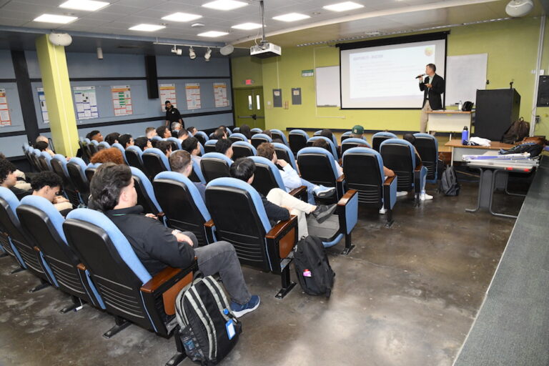 El IAP Fall Meeting comenzó con la conferencia Control Theory and Leadership: A Hybrid Approach, ofrecida por el ingeniero Wilson Ronda, gerente de sistemas de control de vuelo en Lockheed Martin y egresado del RUM en el año 1997 del Departamento de Ingeniería Eléctrica. Foto Carlos Díaz/Prensa RUM