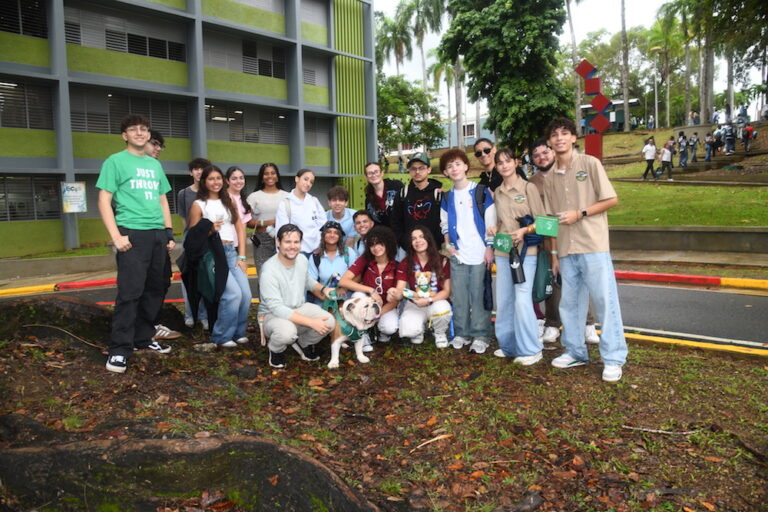 Ni la lluvia pertinaz, provocada por el remanente de la tormenta tropical Melissa, impidió que el Colegio de Mayagüez abriera sus puertas a miles de estudiantes de cuarto año de escuela superior durante la tradicional Casa Abierta. Foto Carlos Díaz/Prensa RUM