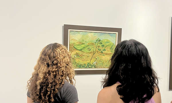 Dos estudiantes observan una de las obras que formó parte de la exhibición de María Luisa Penne del Castillo en la Galería que ahora lleva su mismo nombre en el RUM.
