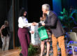 Una empleada recibe el pin de reconocimiento por sus años de servicio en el Colegio. Le da la mano el rector del RUM, doctor Agustín Rullán Toro.