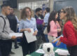 Una reclutadora conversa con dos estudiantes durante la feria de empleos del Colegio de Administración de Empresas en el RUM.