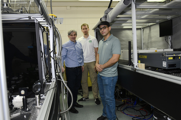 El doctor Sergiy Lysenko, catedrático del Departamento de Física del Recinto Universitario de Mayagüez, a la izquierda, junto a sus estudiantes Alexander Bartenev y Esteban E. Montalvo Marrero, en el laboratorio.