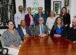 Segundo desde la izquierda el Dr. Manuel Jiménez, investigador principal ACCESS Scholarship, junto al rector Agustín Rullán (centro), la decana Cristina Pomales (a la derecha del Rector); y los coinvestigadores del proyecto. Foto Carlos Díaz/Prensa RUM