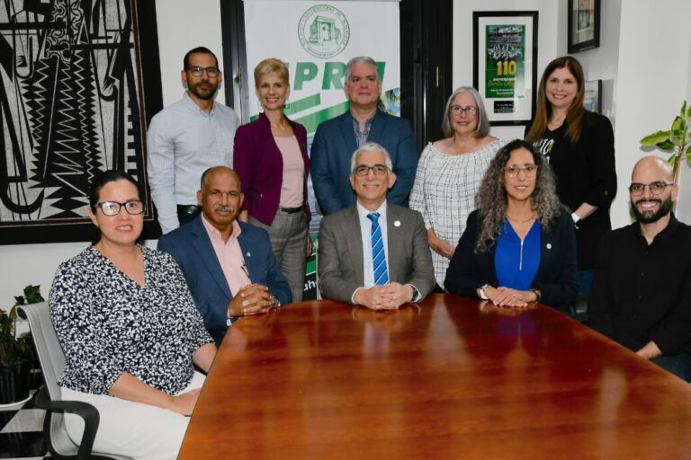 Segundo desde la izquierda el Dr. Manuel Jiménez, investigador principal ACCESS Scholarship, junto al rector Agustín Rullán (centro), la decana Cristina Pomales (a la derecha del Rector); y los coinvestigadores del proyecto. Foto Carlos Díaz/Prensa RUM