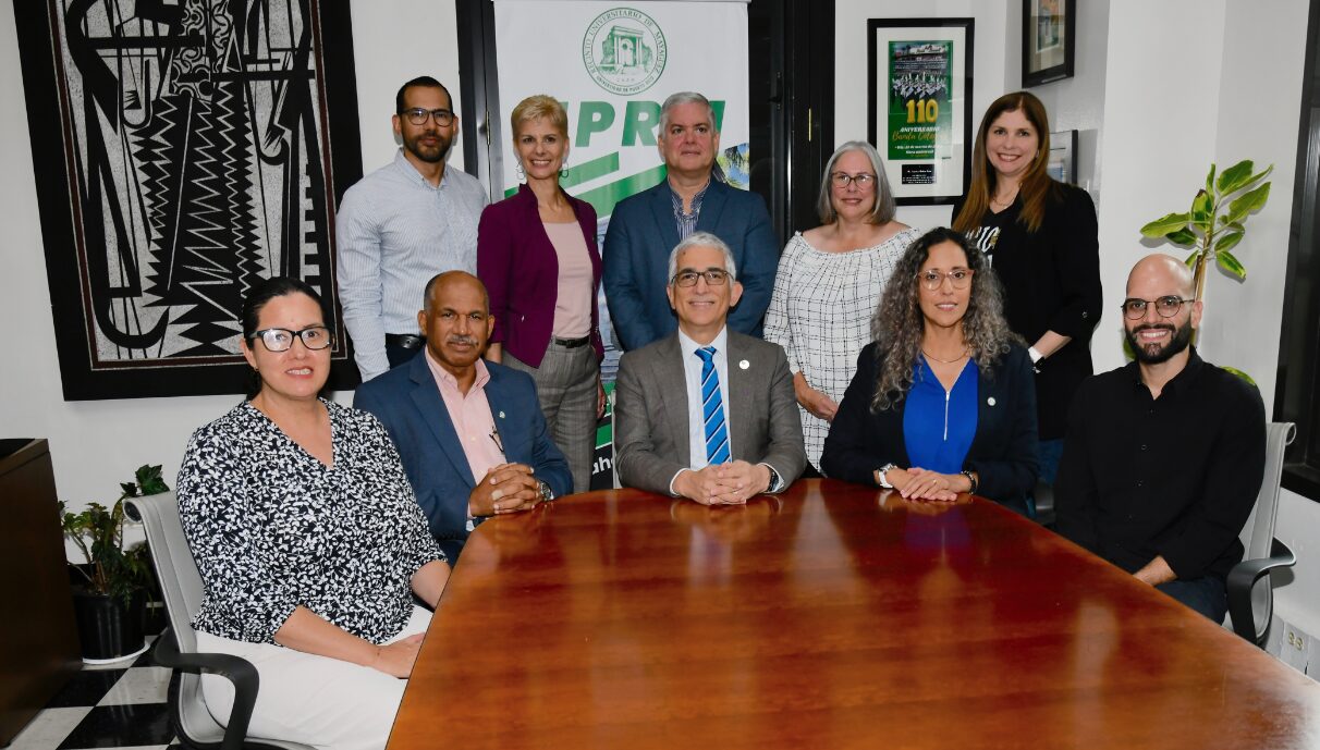 Segundo desde la izquierda el Dr. Manuel Jiménez, investigador principal ACCESS Scholarship, junto al rector Agustín Rullán (centro), la decana Cristina Pomales (a la derecha del Rector); y los coinvestigadores del proyecto. Foto Carlos Díaz/Prensa RUM