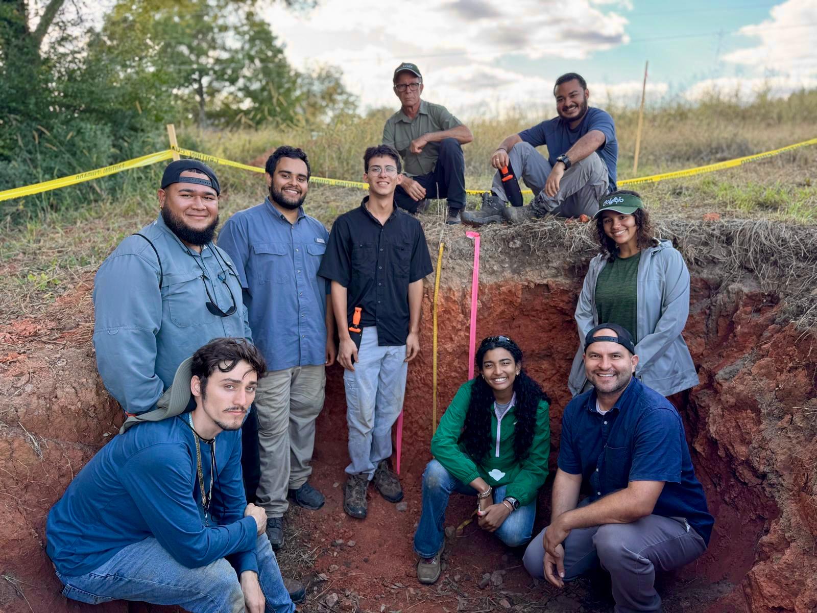 Siete estudiantes del Colegio de Ciencias Agrícolas del Recinto Universitario de Mayagüez (RUM) participaron en el Southeast Regional Collegiate Soils Contest, celebrado en Carolina del Norte, donde compitieron con más de 110 estudiantes de 11 universidades de la región. Suministrada