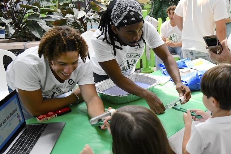 La iniciativa de impacto comunitario titulada 100 años de Ingeniería Química en el antes, ahora y siempre… ¡Colegio!, se llevó a cabo frente a JCPenney en el Mayagüez Mall. La iniciativa de impacto comunitario titulada 100 años de Ingeniería Química en el antes, ahora y siempre… ¡Colegio!, se llevó a cabo frente a JCPenney en el Mayagüez Mall.