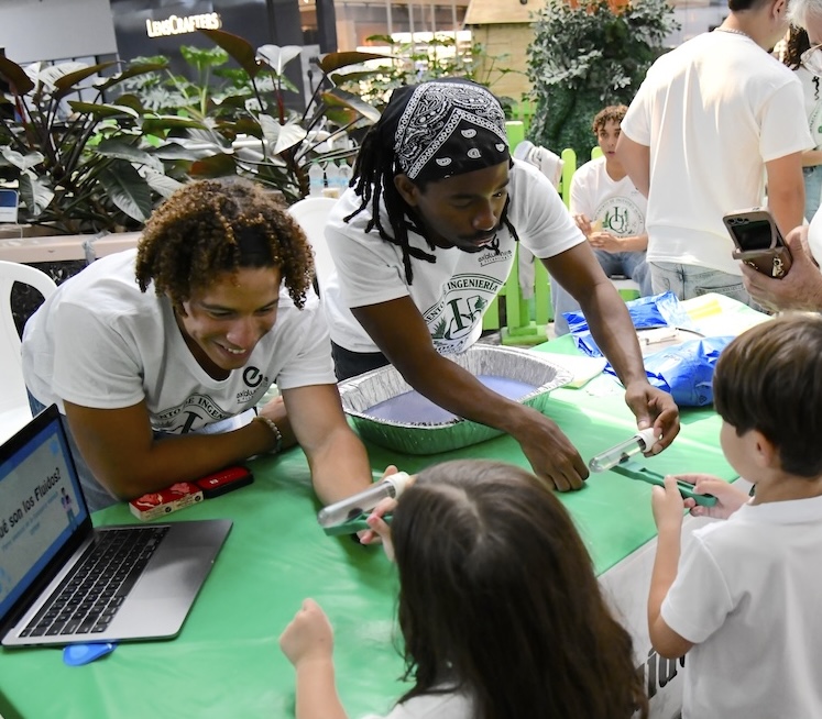 La iniciativa de impacto comunitario titulada 100 años de Ingeniería Química en el antes, ahora y siempre… ¡Colegio!, se llevó a cabo frente a JCPenney en el Mayagüez Mall.