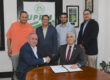 El Recinto Universitario de Mayagüez y el Municipio de Cabo Rojo formalizaron un acuerdo colaborativo. En la Oficina del Rector, sentados en una mesa al frente, desde la izquierda: el alcalde de Cabo Rojo, Jorge A. Morales Wiscovitch y el rector del RUM, doctor Agustín Rullán Toro. Atrás de pie, en el mismo orden: José Luis Reyes, ayudante especial del alcalde; y los doctores Fernando Gilbes Santaella, Jeffry Valentín Mari, y Ricardo Fuentes Ramírez.