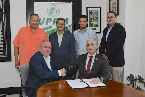 El Recinto Universitario de Mayagüez y el Municipio de Cabo Rojo formalizaron un acuerdo colaborativo. En la Oficina del Rector, sentados en una mesa al frente, desde la izquierda: el alcalde de Cabo Rojo, Jorge A. Morales Wiscovitch y el rector del RUM, doctor Agustín Rullán Toro. Atrás de pie, en el mismo orden: José Luis Reyes, ayudante especial del alcalde; y los doctores Fernando Gilbes Santaella, Jeffry Valentín Mari, y Ricardo Fuentes Ramírez.