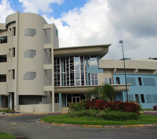 Fachada del edificio de Administración de Empresas del RUM.