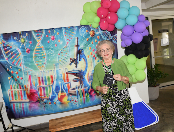 El Departamento de Química del Recinto Universitario de Mayagüez (RUM) conmemoró su 75 aniversario con una serie de actividades académicas, culturales y de confraternización que reunieron a estudiantes, docentes, personal jubilado y egresados. La celebración, organizada por el Comité Amigos de Química, se llevó a cabo durante la Semana de la Química e incluyó conferencias, encuentros y un evento principal que transcurrió entre el vestíbulo del Departamento y el Centro de Visitantes de la Cervecera de Puerto Rico.