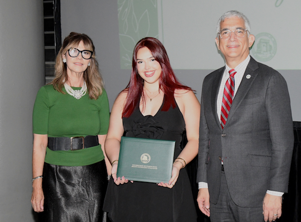 La decana de Estudiantes, doctora Mayra L. González Ornes, la estudiante Tainary Delgado Pérez, presidenta del CGE (sosteniendo su certificado) y el rector del RUM, doctor Agustín Rullán Toro. De pie, durante la instalación del Consejo en el Centro de Estudiantes.