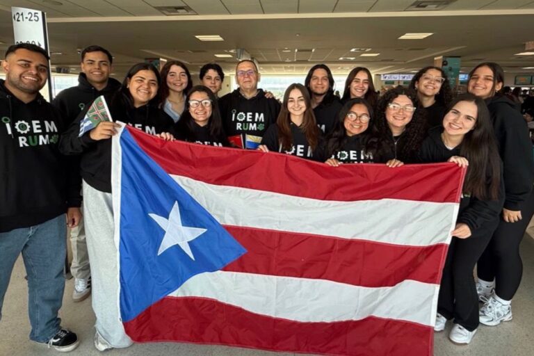 El equipo iGEM-RUM del Recinto Universitario de Mayagüez (RUM) de la Universidad de Puerto Rico (UPR), ganó la medalla de oro en la categoría de Biorremediación durante el iGEM Grand Jamboree 2025, celebrado en París, Francia . Suministrada