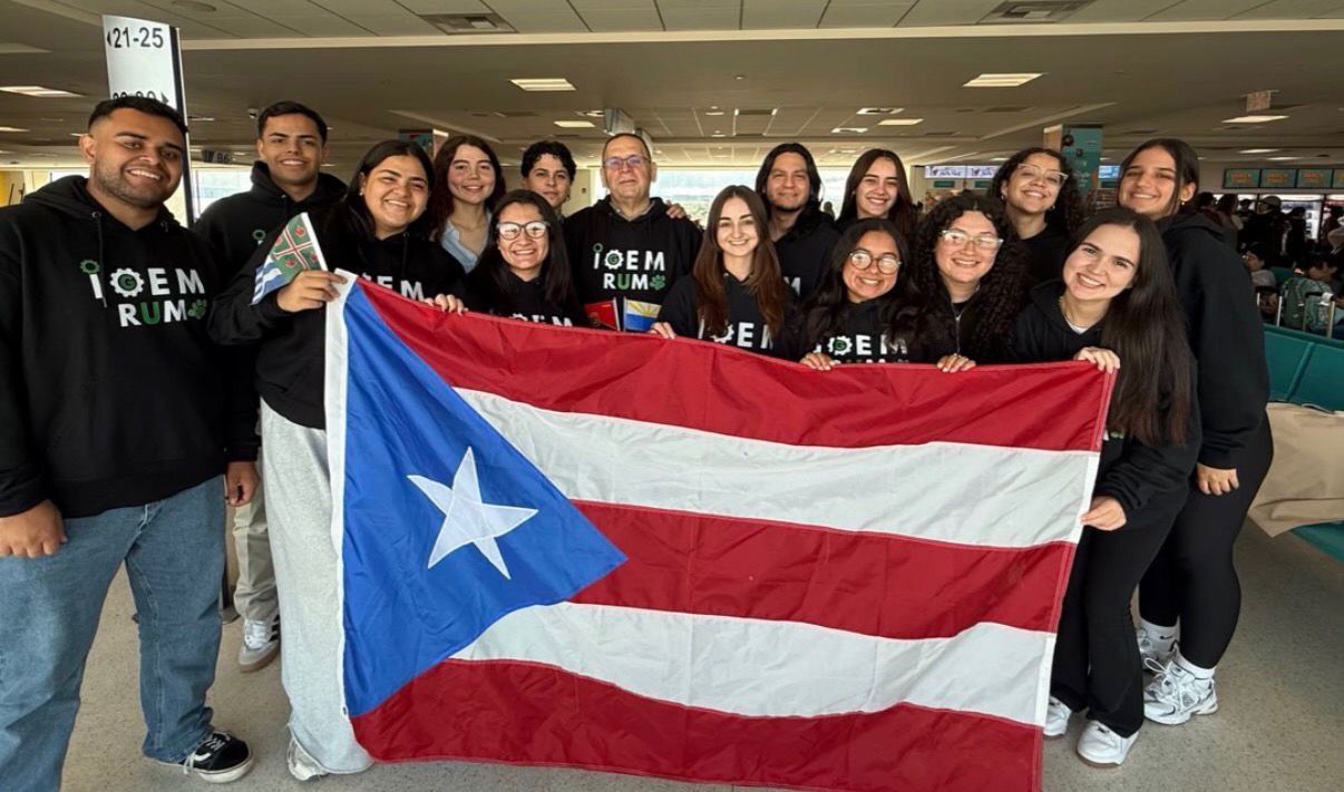 El equipo iGEM-RUM del Recinto Universitario de Mayagüez (RUM) de la Universidad de Puerto Rico (UPR), ganó la medalla de oro en la categoría de Biorremediación durante el iGEM Grand Jamboree 2025, celebrado en París, Francia . Suministrada El equipo iGEM-RUM del Recinto Universitario de Mayagüez (RUM) de la Universidad de Puerto Rico (UPR), ganó la medalla de oro en la categoría de Biorremediación durante el iGEM Grand Jamboree 2025, celebrado en París, Francia . Suministrada