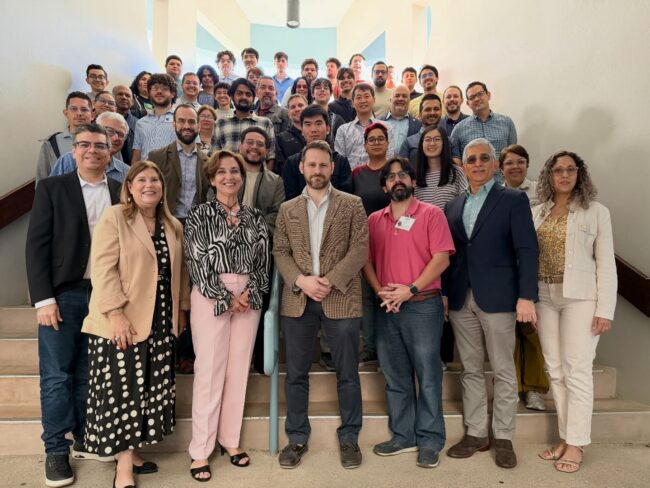 Foto grupal de participantes del evento sobre inteligencia artificial realizado en el RUM. Foto suministrada