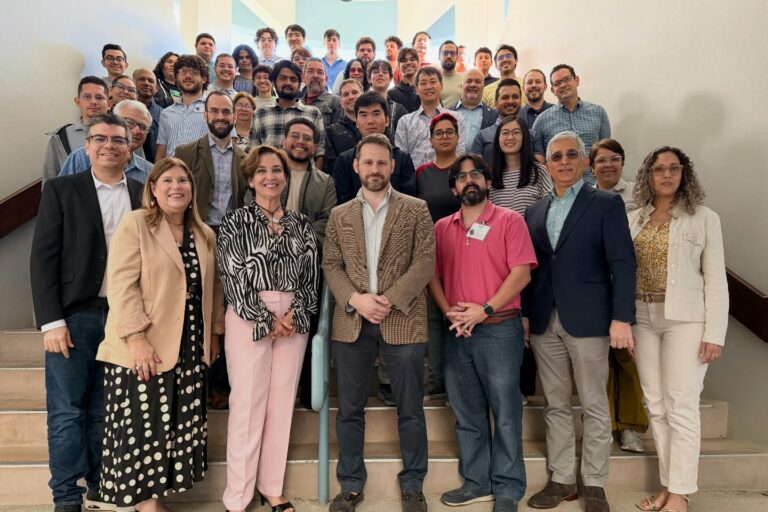 Foto grupal de participantes del evento sobre inteligencia artificial realizado en el RUM. Foto suministrada