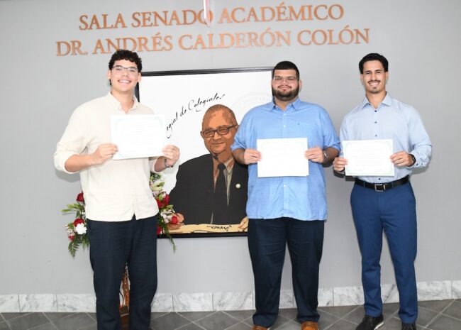 Desde la izquierda, Esteban D. Román Santos, del Departamento de Ingeniería Eléctrica (INEL); César Rosado Millán, del Departamento de Ingeniería Mecánica; y José Emilio Colón Montes, también de INEL. Foto Carlos Díaz/Prensa RUM