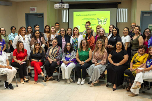 Grupo de integrantes de la Alianza por la erradicación de la violencia y promoción de la equidad en la región oeste, algunas de pie y otras sentadas.