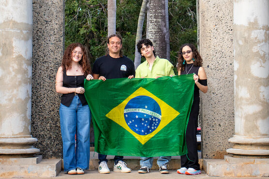 Desde la izquierda y de pie frente al Pórtico del Colegio: Natalia S. Guilloty Rodríguez, el doctor Christian Rodríguez Vélez, Miguel A. Morales Ramos y Rachel S. Pérez Aquino, quienes representaron al RUM en el II Coloquio Internacional de Mitocrítica, celebrado en la Universidad Católica de Brasilia. Sostienen una bandera de Brasil.