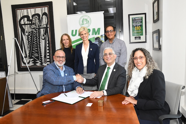 Representantes del RUM y la compañía LIFT durante la firma del acuerdo de colaboración en el área de la manufactura para el campo de aeroespacial. En la foto, el CFO de LIFT, Víctor M. Claudio (sentado, primero a la izquierda), junto a los doctores Agustín Rullán Toro, Cristina D. Pomales García. De pie, en el mismo orden, los doctores Silvina Cancelos Mancini, Ingrid Y. Padilla Cestero y Ricky Valentín Rullán.