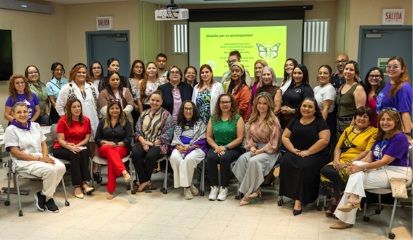 Grupo de integrantes de la Alianza por la erradicación de la violencia y promoción de la equidad en la región oeste, algunas de pie y otras sentadas.