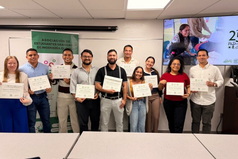 La jornada sirvió para reconocer y destacar la labor académica e investigativa de la actual cohorte doctoral, compuesta por 17 estudiantes y candidatos del programa, así como su contribución al posicionamiento del Departamento. Suministrada