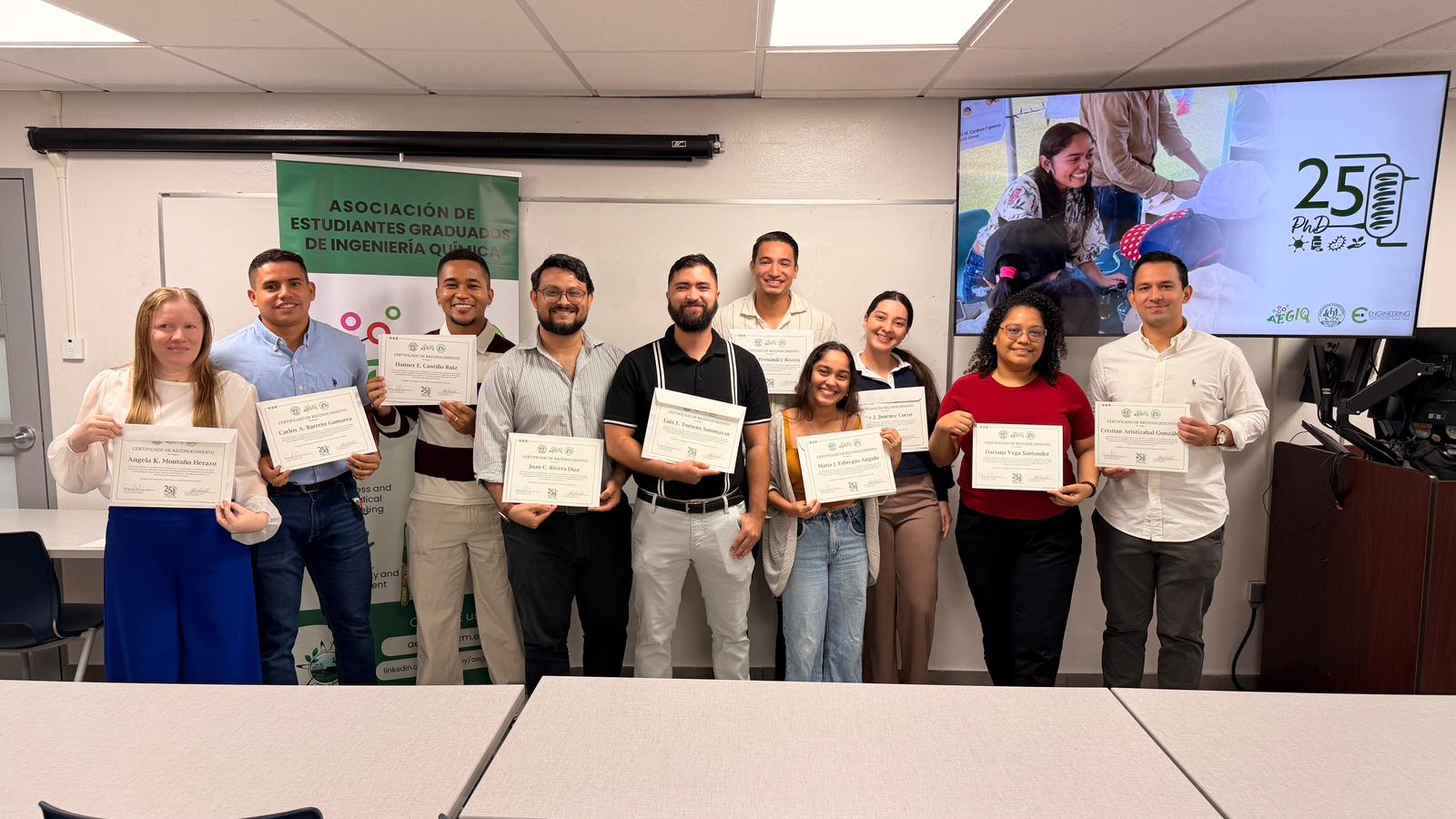 La jornada sirvió para reconocer y destacar la labor académica e investigativa de la actual cohorte doctoral, compuesta por 17 estudiantes y candidatos del programa, así como su contribución al posicionamiento del Departamento. Suministrada La jornada sirvió para reconocer y destacar la labor académica e investigativa de la actual cohorte doctoral, compuesta por 17 estudiantes y candidatos del programa, así como su contribución al posicionamiento del Departamento. Suministrada