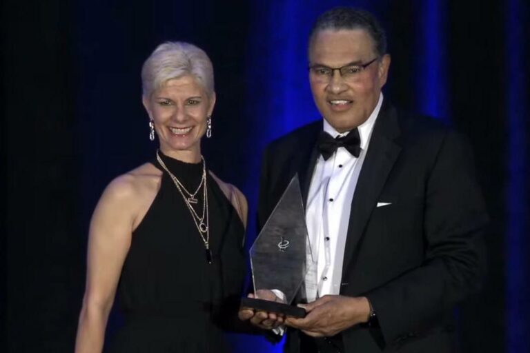 La doctora Ingrid Y. Padilla Cestero (izquierda), catedrática del Departamento de Ingeniería Civil y ayudante especial del Rector en asuntos de investigación, innovación y labor creativa del Recinto Universitario de Mayagüez, fue honrada con el Dr. Freeman Hrabowski III (a su derecha) Legacy Award, durante la cuadragésima edición de la conferencia Becoming Everything You Are in STEM. Suministrada