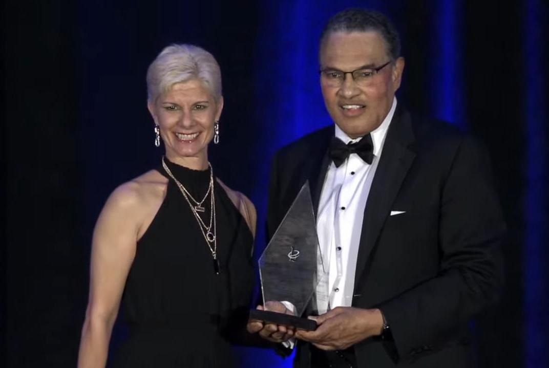 La doctora Ingrid Y. Padilla Cestero (izquierda), catedrática del Departamento de Ingeniería Civil y ayudante especial del Rector en asuntos de investigación, innovación y labor creativa del Recinto Universitario de Mayagüez, fue honrada con el Dr. Freeman Hrabowski III (a su derecha) Legacy Award, durante la cuadragésima edición de la conferencia Becoming Everything You Are in STEM. Suministrada