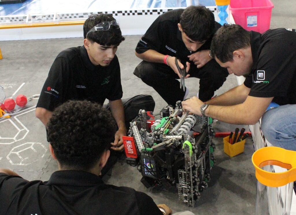 El equipo AON Robotics del Recinto Universitario de Mayagüez (RUM) obtuvo el primer lugar en la competencia de VEX Robotics, en la que también recibieron el Excellence Award, la distinción más alta que otorga la organización a los conjuntos que demuestran excelencia integral en diseño, ejecución, profesionalismo y documentación. Este resultado les aseguró su pase directo al Campeonato Mundial que se celebrará en abril de 2026 en St. Louis, Missouri.