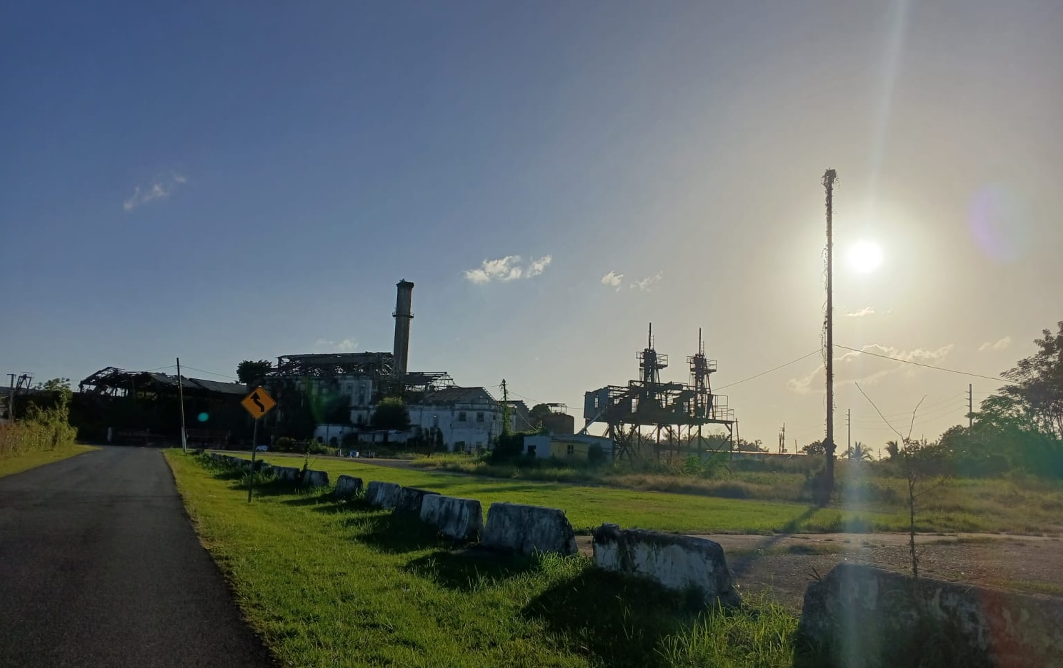 Con el objetivo de identificar evidencia de una posible falla sísmica activa en la región noroeste de Puerto Rico, un equipo de investigadores del Recinto Universitario de Mayagüez (RUM) llevó a cabo un estudio geofísico en el Valle de Aguada, a lo largo de la carretera PR 418, que atraviesa el río Culebrinas. Suministrada