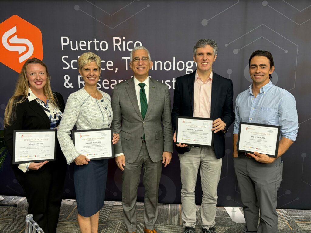 Desde la izquierda, los doctores Allison Smith, Ingrid Y. Padilla Cestero, Agustín Rullán Toro, rector; Marco Menegozzo y Miguel F. Canals Silander. El Fideicomiso otorgó una subvención de $150 mil dólares a cada una de las cuatro iniciativas de catedráticos del RUM. Suministrada