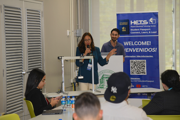 El Consorcio Hispanic Educational Technology Services visitó el Recinto Universitario de Mayagüez (RUM) para celebrar el evento conocido como Pasaporte estudiantil. En la foto, un estudiante presenta desde el podio, a su derecha la doctora Yubelkys Montalvo, directora ejecutiva del Consorcio HETS.