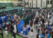 Foto aérea de la Feria de empleos primaveral del Recinto Universitario de Mayagüez en un concurrido Coliseo Mangual, donde se dieron cita cientos de visitantes y participantes.