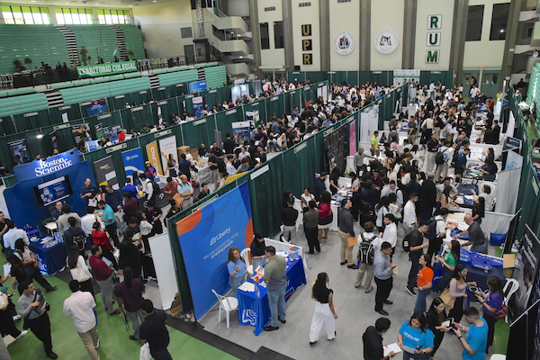 Foto aérea de la Feria de empleos primaveral del Recinto Universitario de Mayagüez en un concurrido Coliseo Mangual, donde se dieron cita cientos de visitantes y participantes.