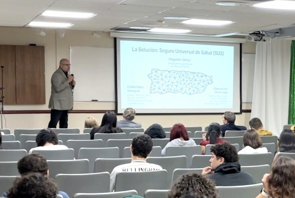 El Departamento de Economía del Recinto Universitario de Mayagüez (RUM) celebró la conferencia Los mitos de la industria de seguros de salud de Puerto Rico, dictada por el doctor Heriberto A. Marín Centeno, catedrático de la Escuela Graduada de Salud Pública del Recinto de Ciencias Médicas de la Universidad de Puerto Rico. La iniciativa tuvo el objetivo de promover un diálogo sobre el funcionamiento del sistema de seguros de salud y explorar alternativas para fortalecer la política pública del país.