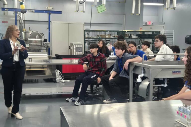 Treinta estudiantes del CROEM visitaron el Recinto Universitario de Mayagüez para participar de una experiencia de laboratorio como parte de su curso de Química. Suministrada Treinta estudiantes del CROEM visitaron el Recinto Universitario de Mayagüez para participar de una experiencia de laboratorio como parte de su curso de Química. Suministrada
