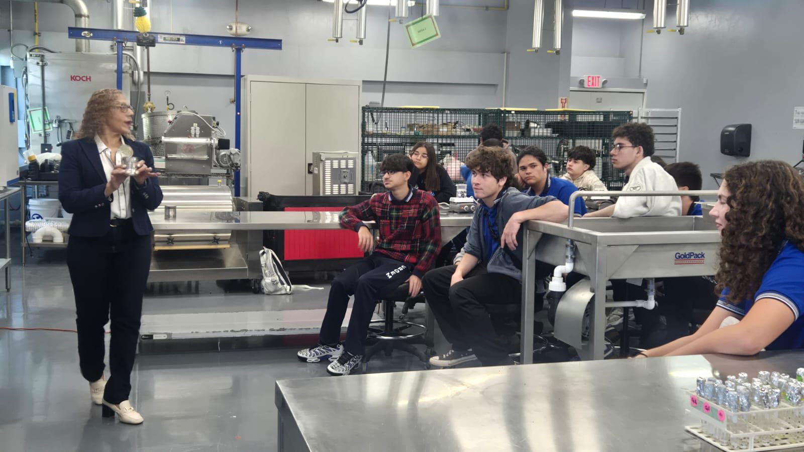 Treinta estudiantes del CROEM visitaron el Recinto Universitario de Mayagüez para participar de una experiencia de laboratorio como parte de su curso de Química. Suministrada Treinta estudiantes del CROEM visitaron el Recinto Universitario de Mayagüez para participar de una experiencia de laboratorio como parte de su curso de Química. Suministrada